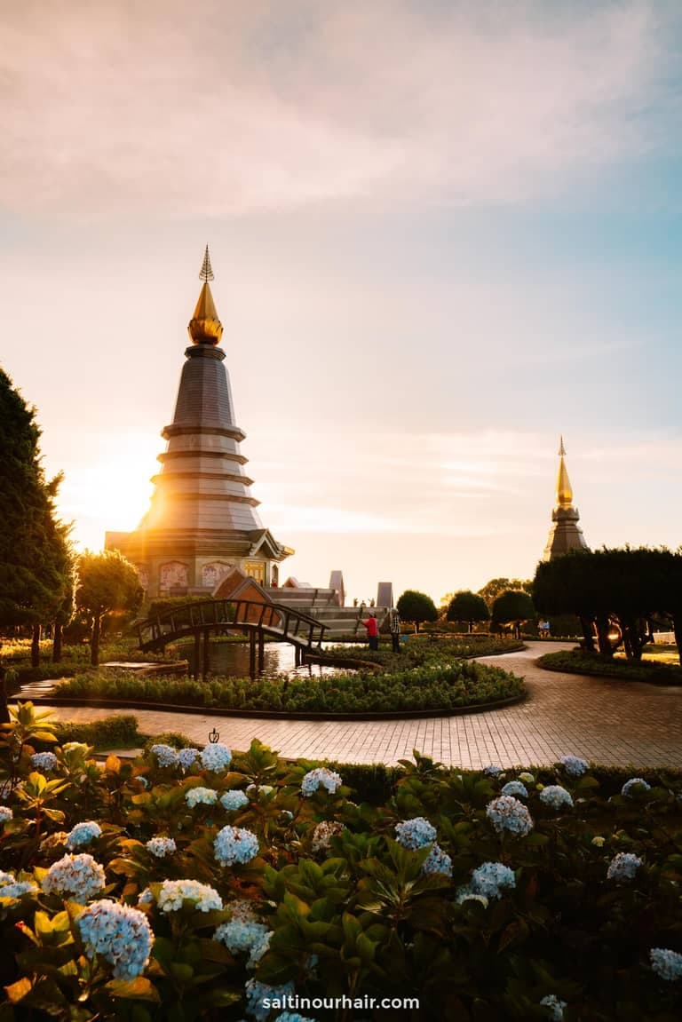 Pagode au coucher du soleil dans les montagnes du nord de la Thaïlande