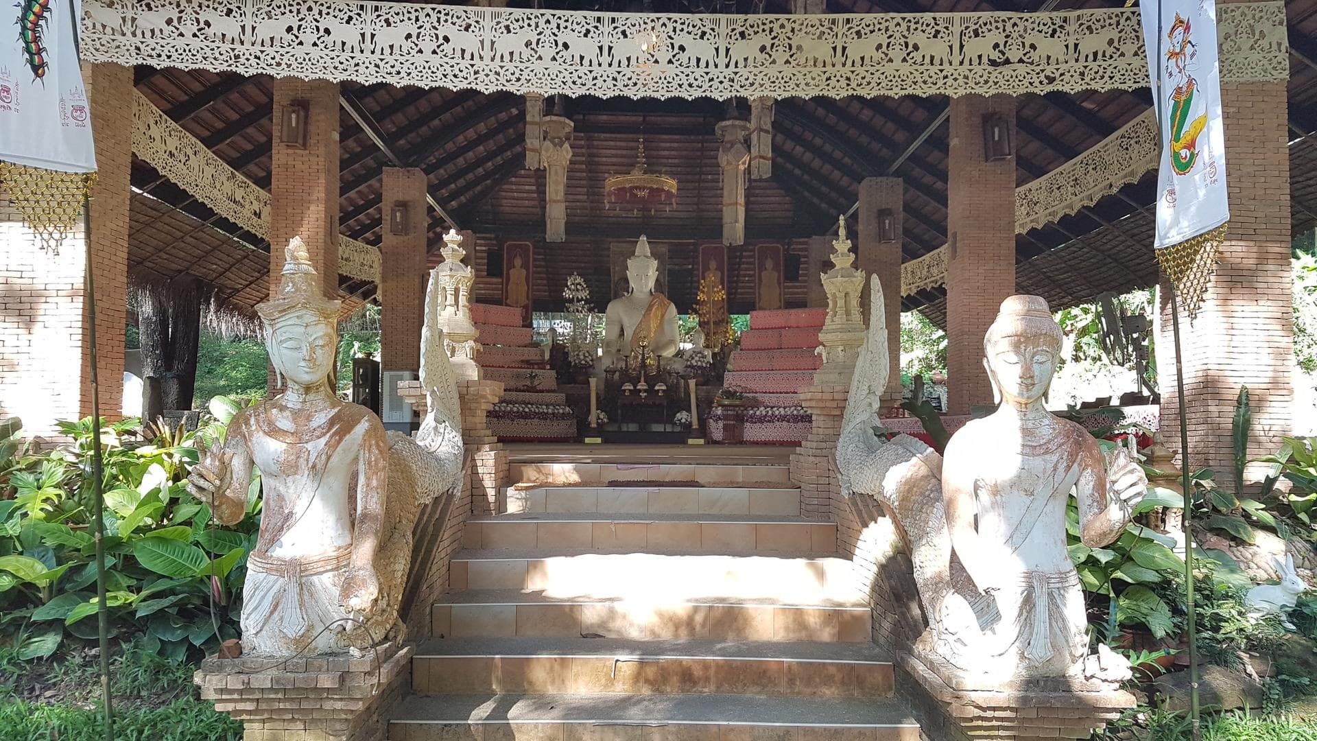 Temple bouddhiste et statues de pierre, en Thaïlande